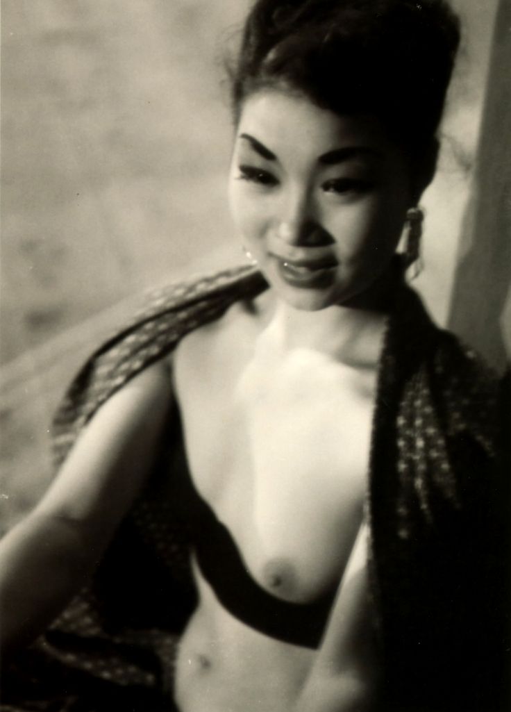 A Strip Tease Artist Backstage 1954 Photo Kansuke Yamamoto NSF