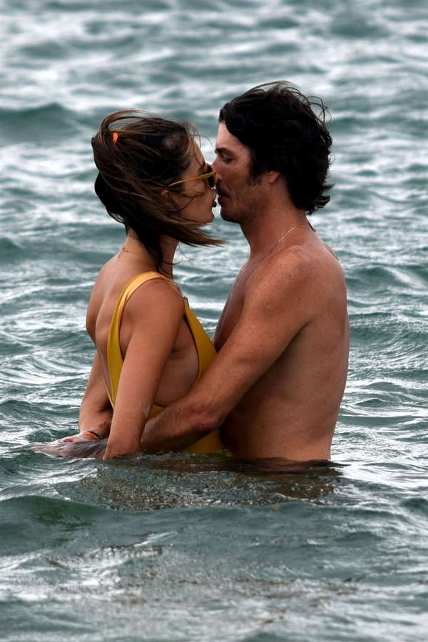 Alessandra Ambrosio NSFW