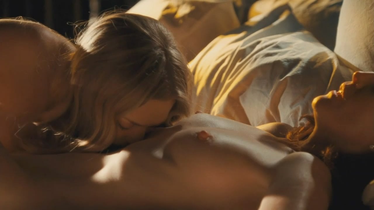 Amanda Seyfried Kisses Julianne Moores Nude Body In Chloe NSFW