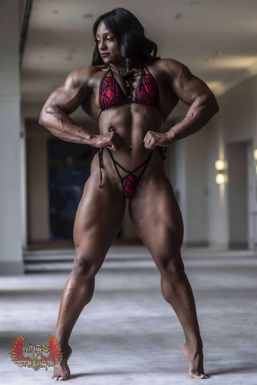 Andrea Shaw Muscles