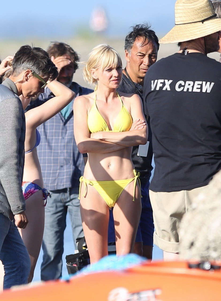 Anna Faris With A Little Camel Toe NSFW