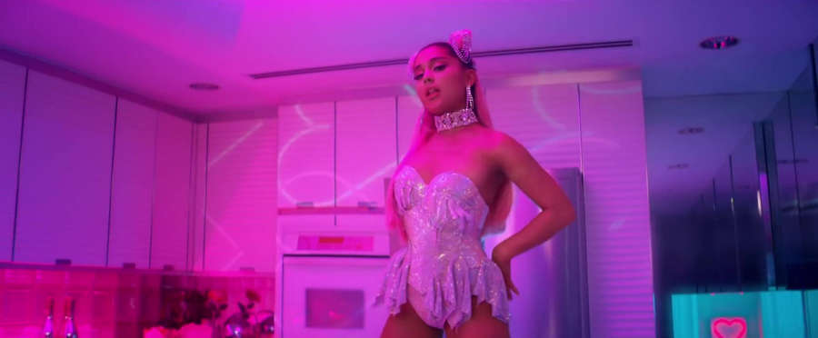 Ariana Grande NSFW