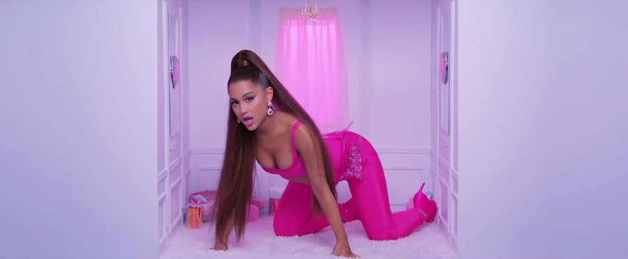 Ariana Grande NSFW