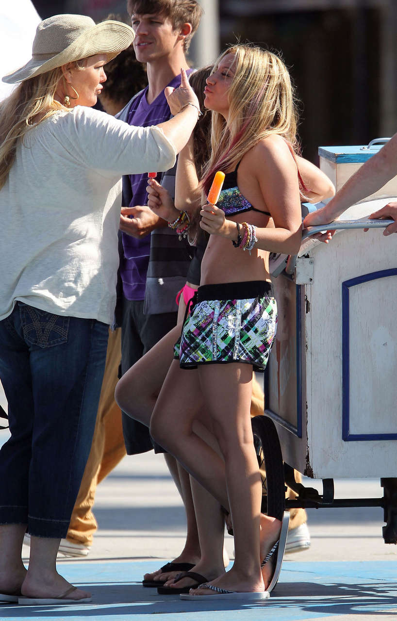 Ashley Tisdale And Sarah Hyland Bikini Candis Photoshoot Beach Venice