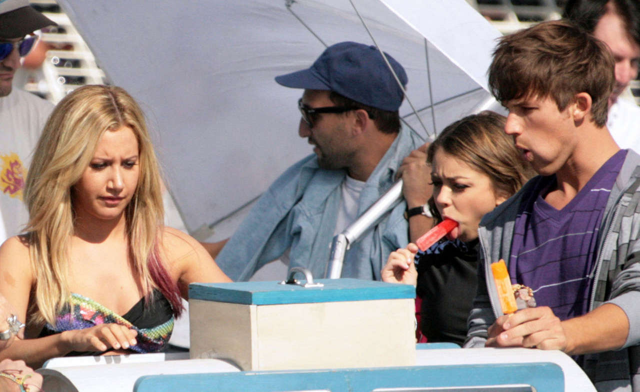 Ashley Tisdale And Sarah Hyland Bikini Candis Photoshoot Beach Venice