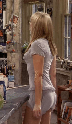 Beth Behrs Shorts Riding Up In 2 Broke Girls Ass