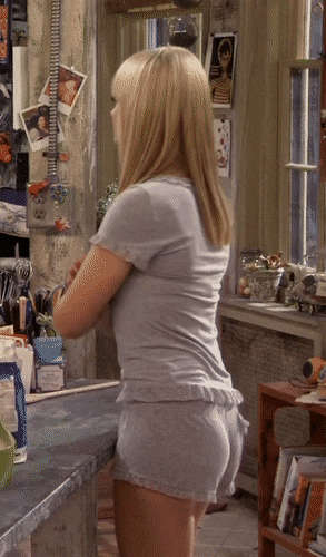 Beth Behrs Shorts Riding Up In 2 Broke Girls Ass