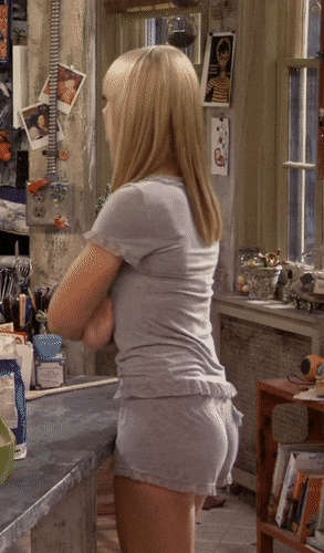 Beth Behrs Shorts Riding Up In 2 Broke Girls Ass