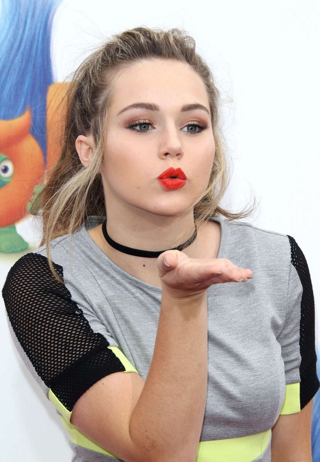 Brec Bassinger NSFW