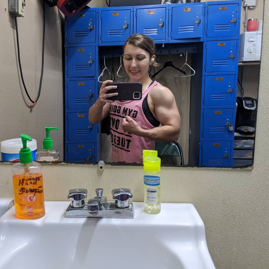 Caitlin Aitlin Lifts Muscles