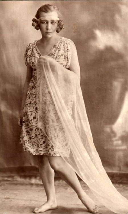 Dancer Rahel Olbrei 1924 NSF