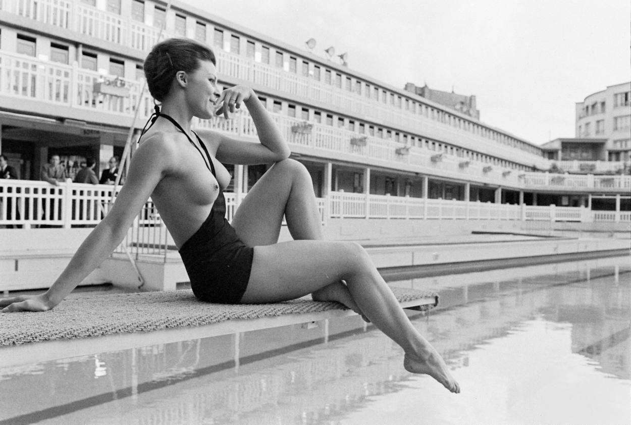 Daphne Dayle Modeling A Monokini For Life Magazine 1964 NSF