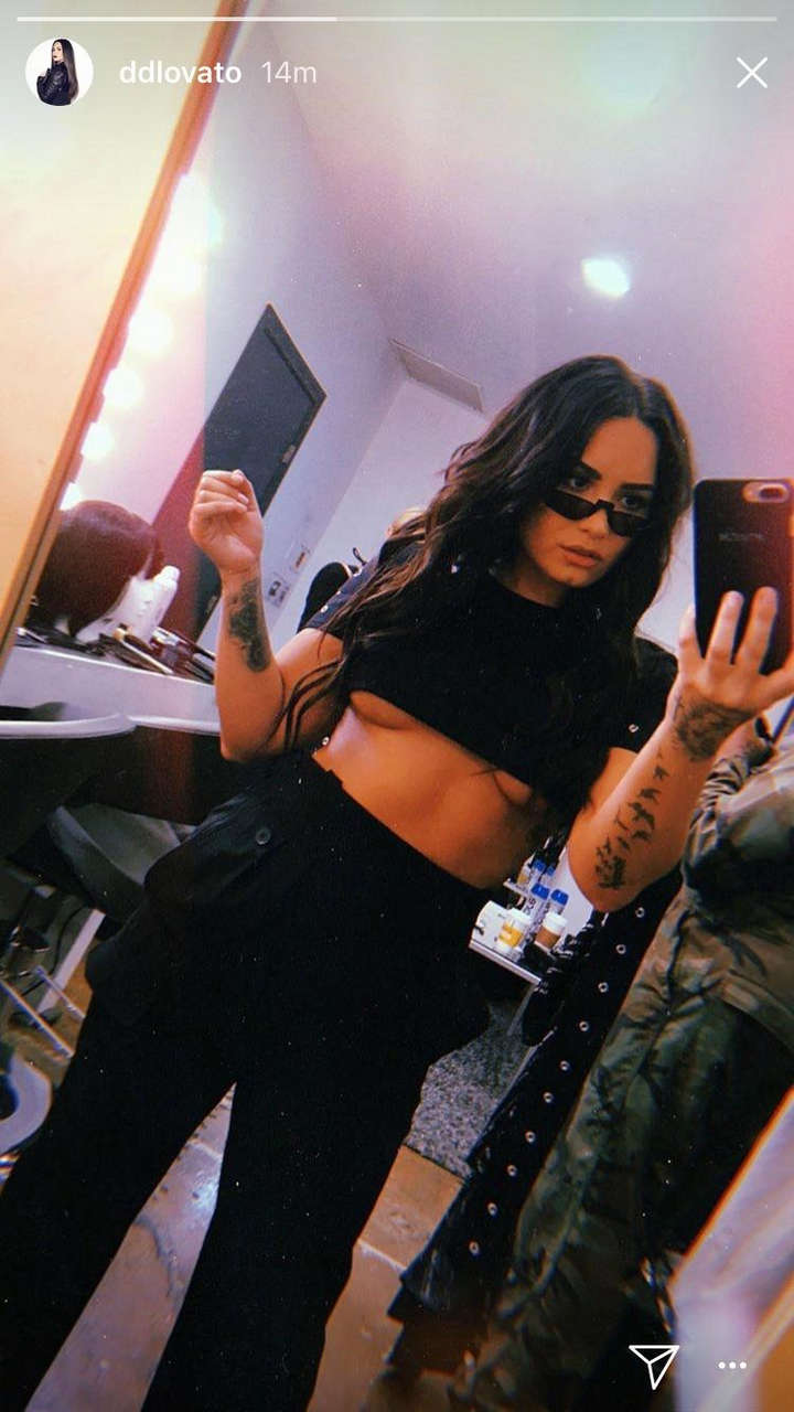 Demi Lovatos Underboob NSFW