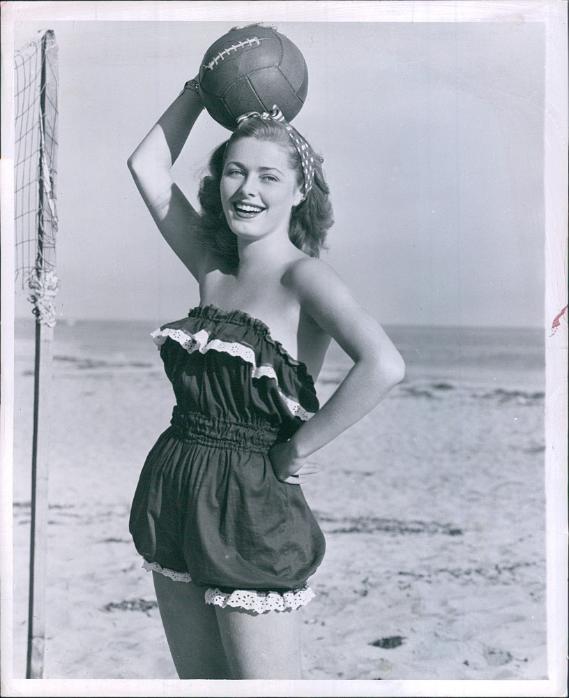 Eleanor Parker All Dressed Up For Some Beach Volleyball NSF