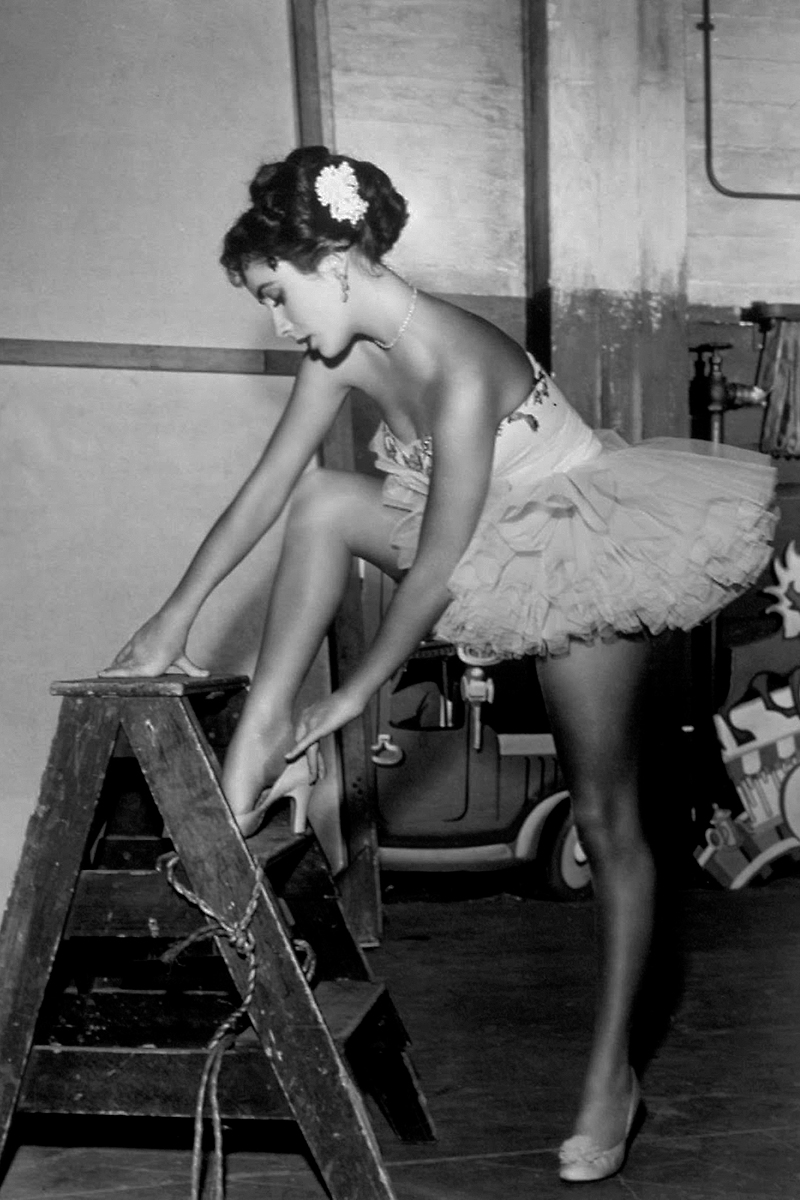Elizabeth Taylor Production Still From Love Is Better Than Ever 1952 NSF