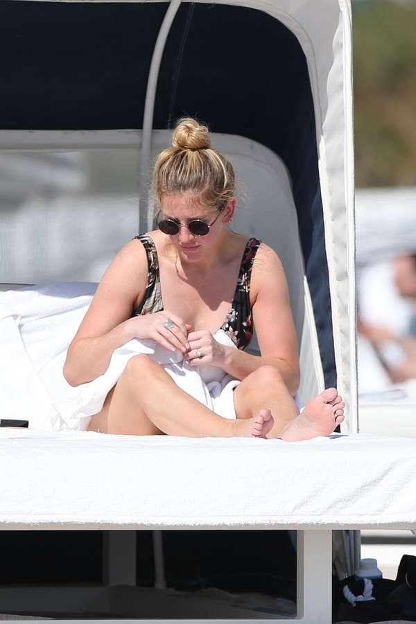 Ellie Goulding NSFW