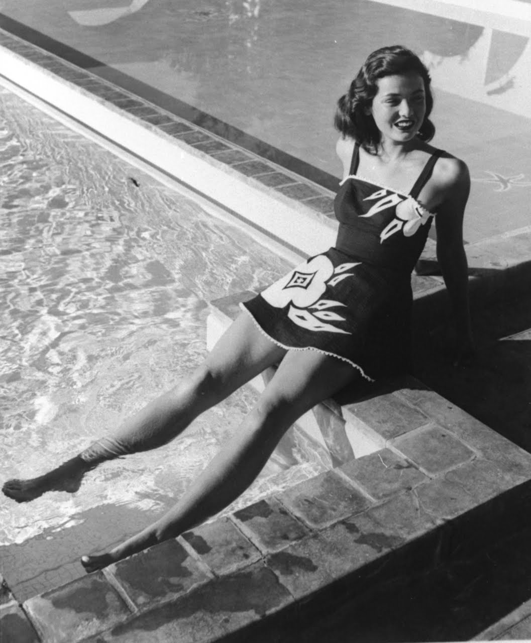 Gene Tierney By The Pool 1945 NSF