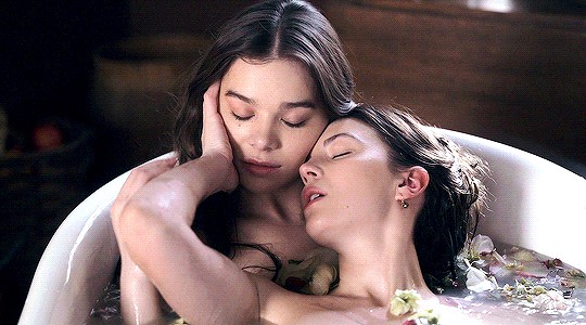 Hailee Steinfeld And Ella Hunt Would Make For A Fantastic Threesome NSFW