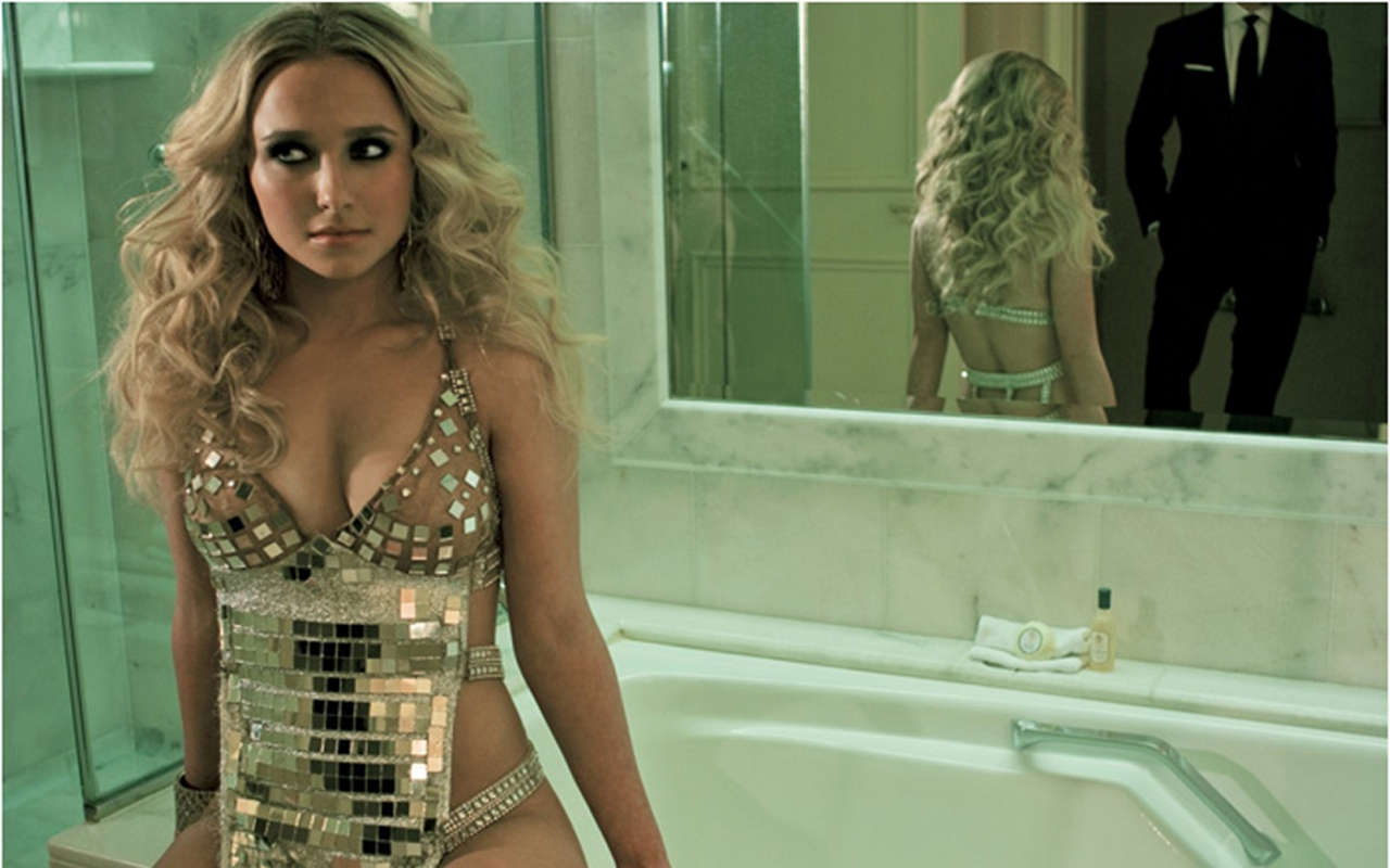 Hayden Panettiere Is Wet And Naked NSFW