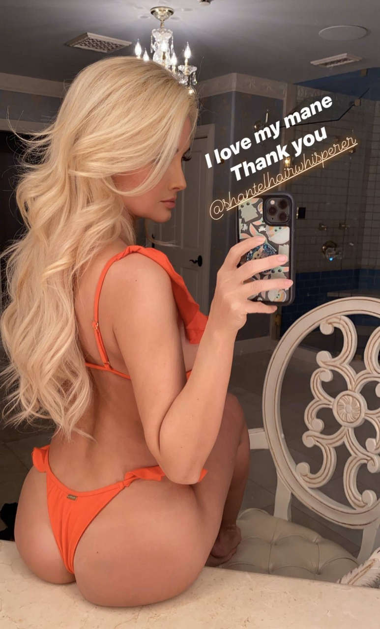 Holly Madison Ass