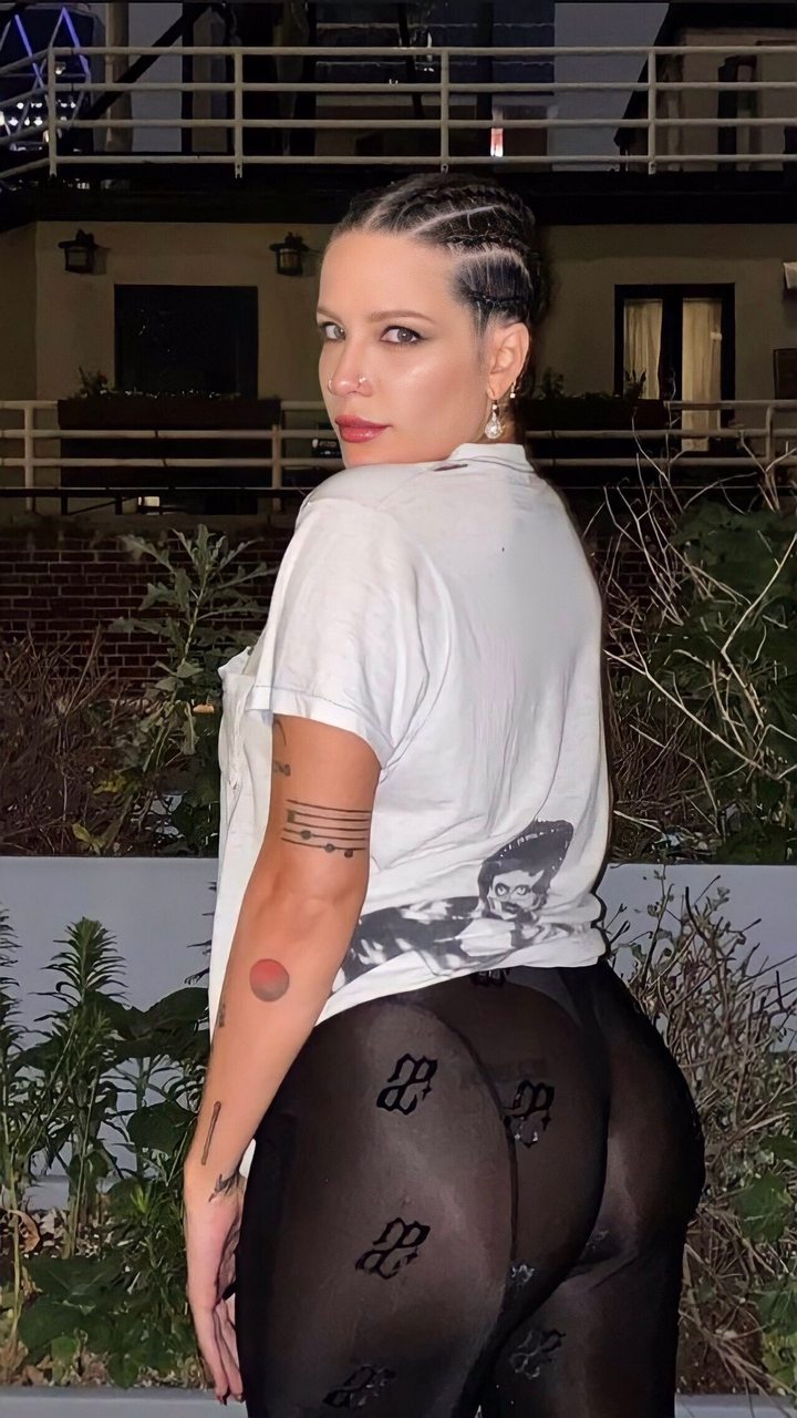 Imagine Fucking Halseys Ass In Doggy Position NSFW