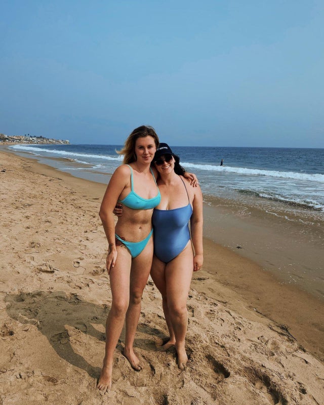 Ireland Basinger Baldwin And Her Friend Maddie At The Beach Pokie