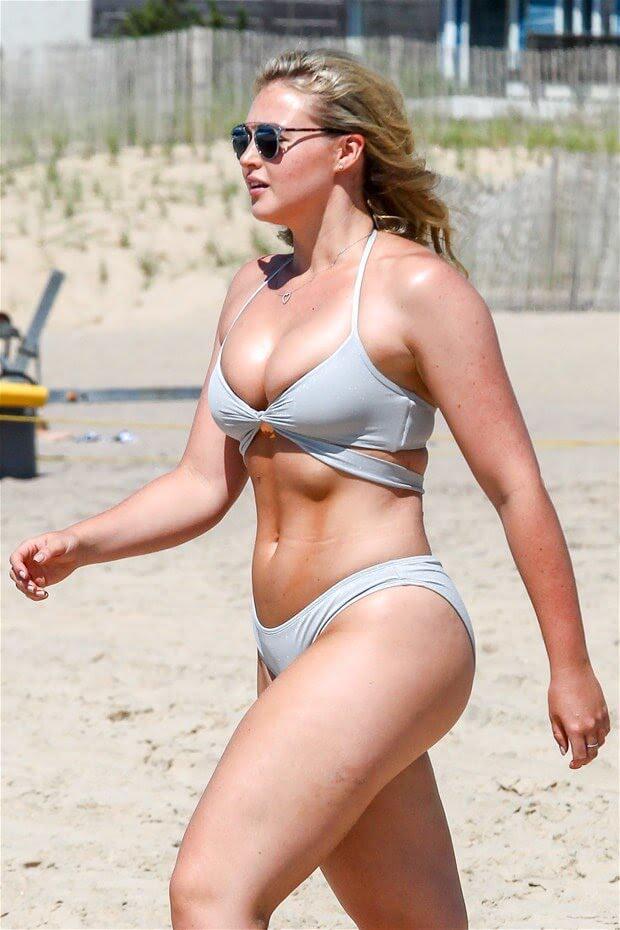 Iskra Lawrence Abs