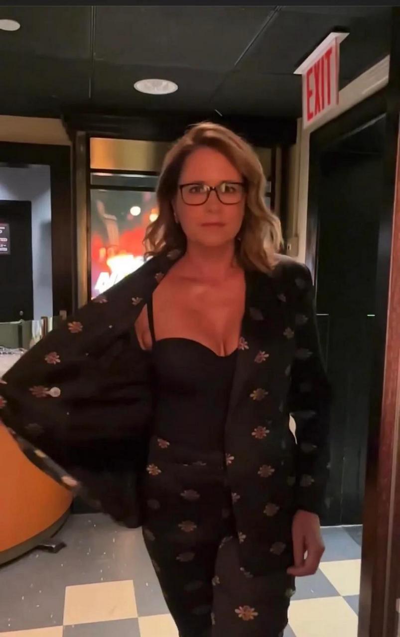 Jenna Fischer Showing Her Tits For Fans NSFW