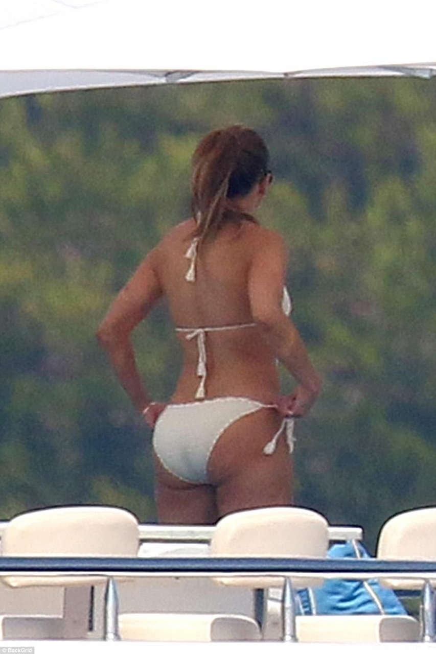 Jennifer Lopez In A Bikini Ass