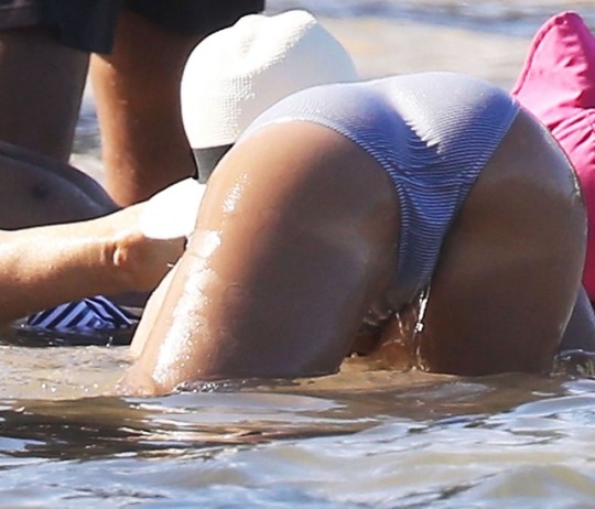 Jessica Albas Perfect Bikini Ass