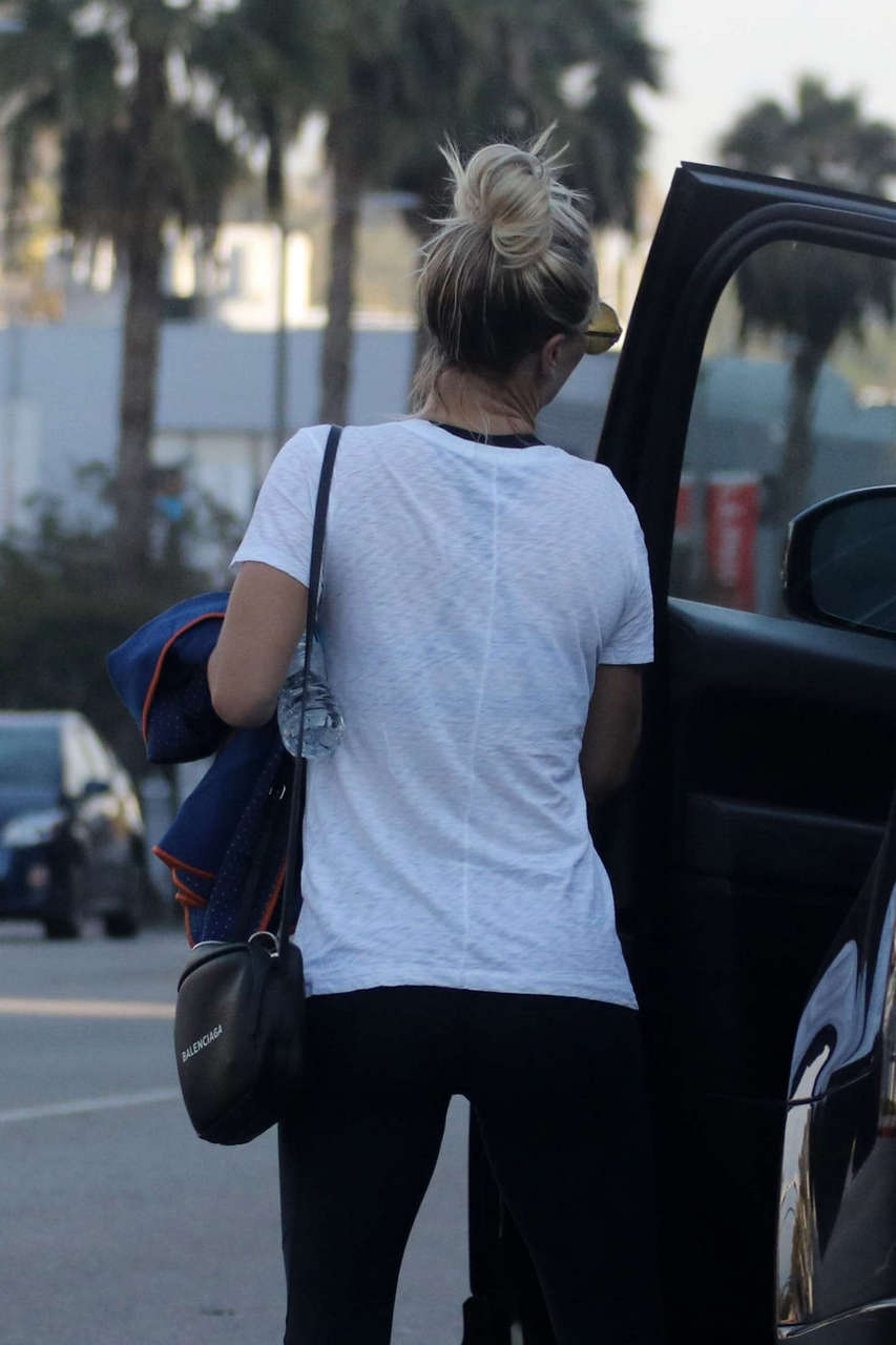 Kaley Cuoco Ass