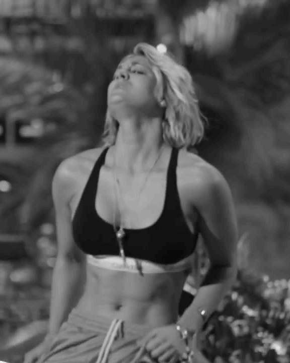 Kaley Cuoco Belly Dance Abs