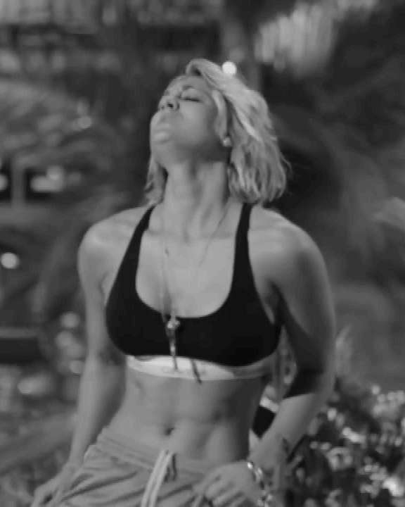 Kaley Cuoco Belly Dance Abs
