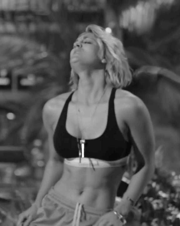 Kaley Cuoco Belly Dance Abs