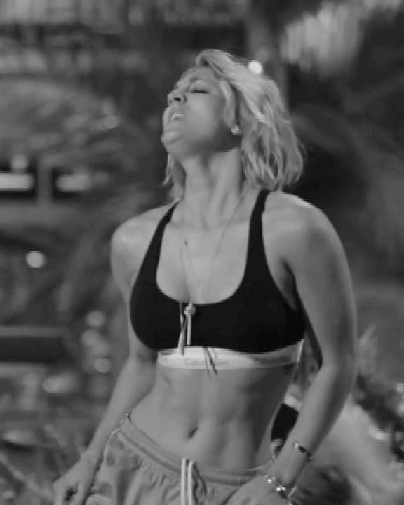 Kaley Cuoco Belly Dance Abs