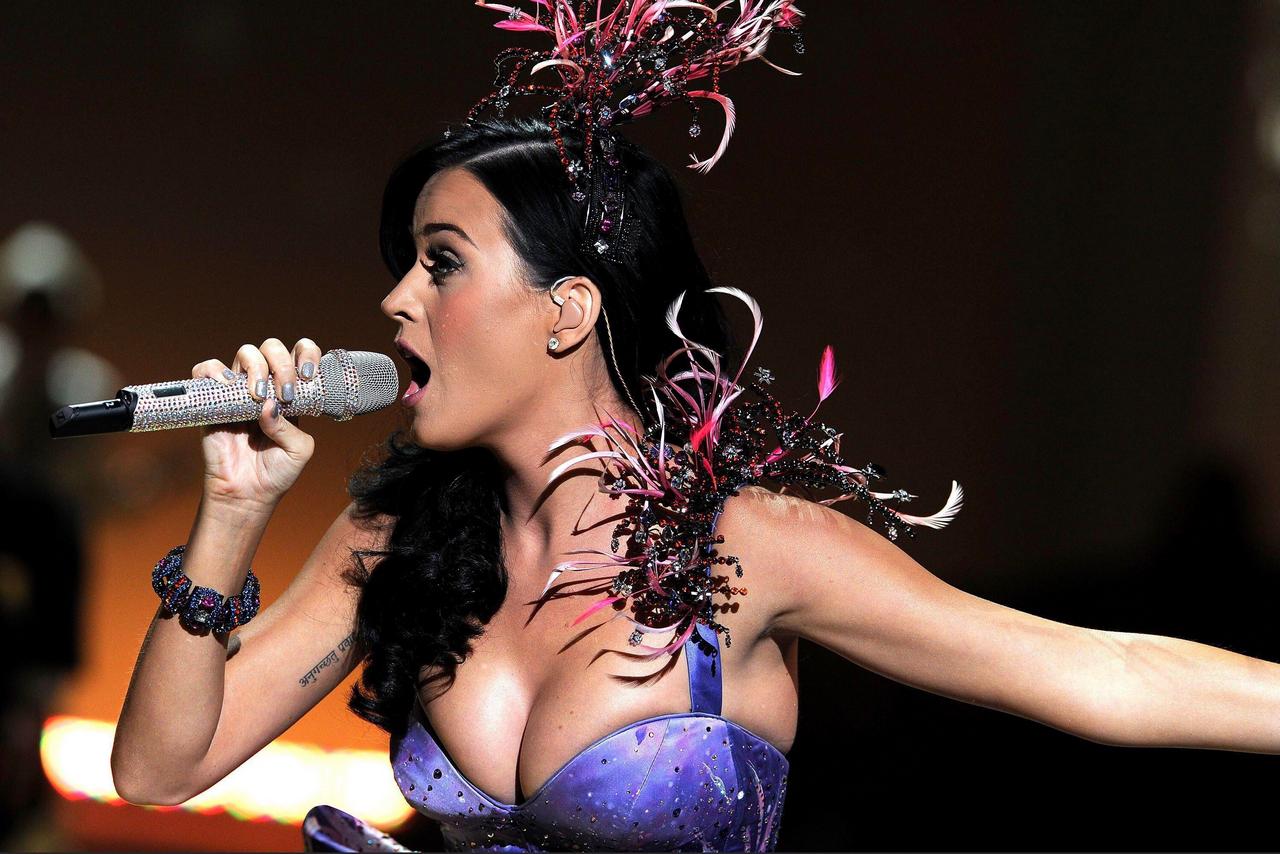 Katy Perrys Extreme Cleavage NSFW