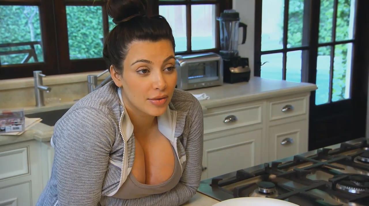 Kim Kardashian Keeping Up With The Kardashians S8e Cleavage