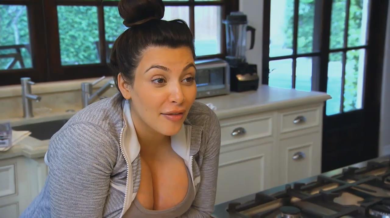 Kim Kardashian Keeping Up With The Kardashians S8e Cleavage