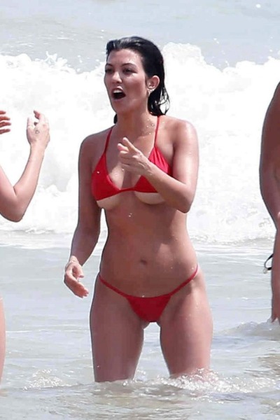 Kourtney Kardashian Looking So Fine In Her Bikini