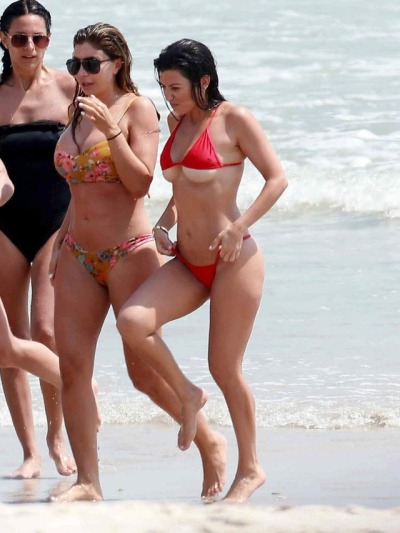 Kourtney Kardashian Looking So Fine In Her Bikini