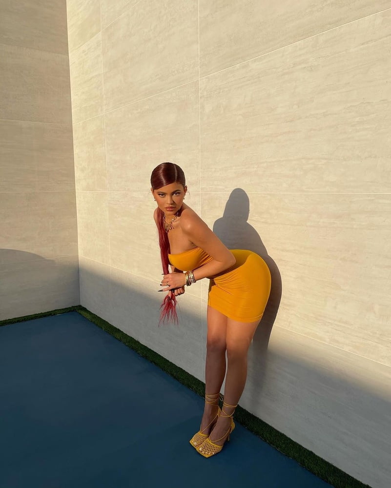 Kylie Sexy In Yellow Dress