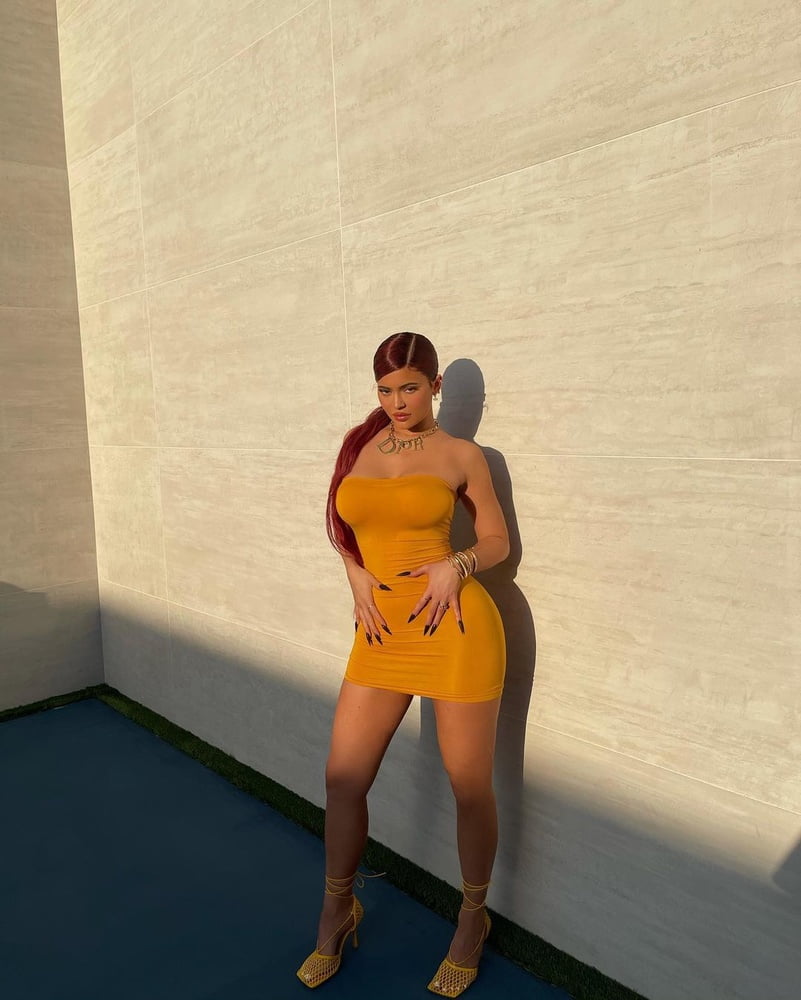 Kylie Sexy In Yellow Dress