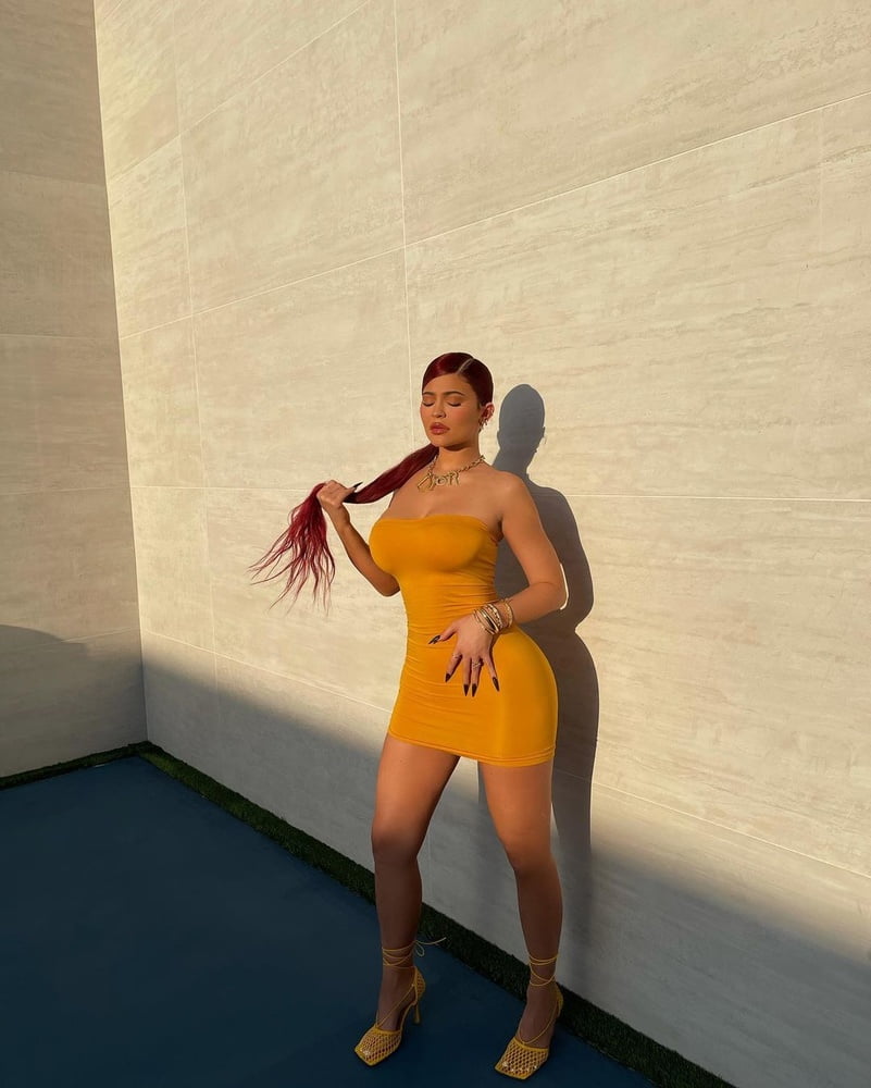 Kylie Sexy In Yellow Dress