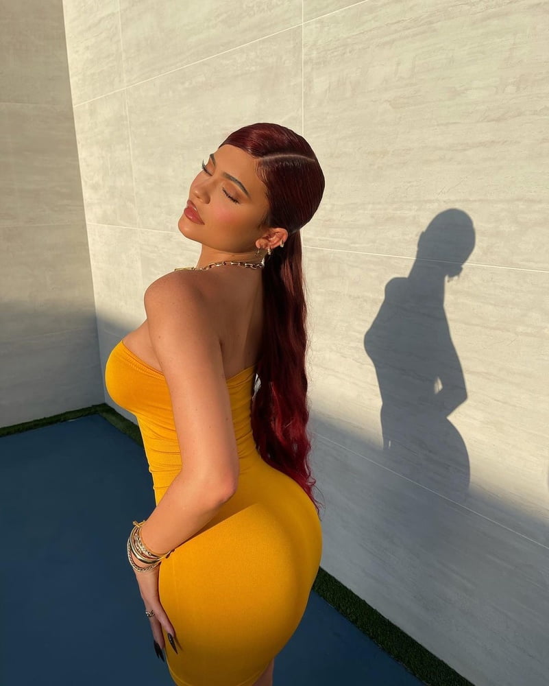 Kylie Sexy In Yellow Dress