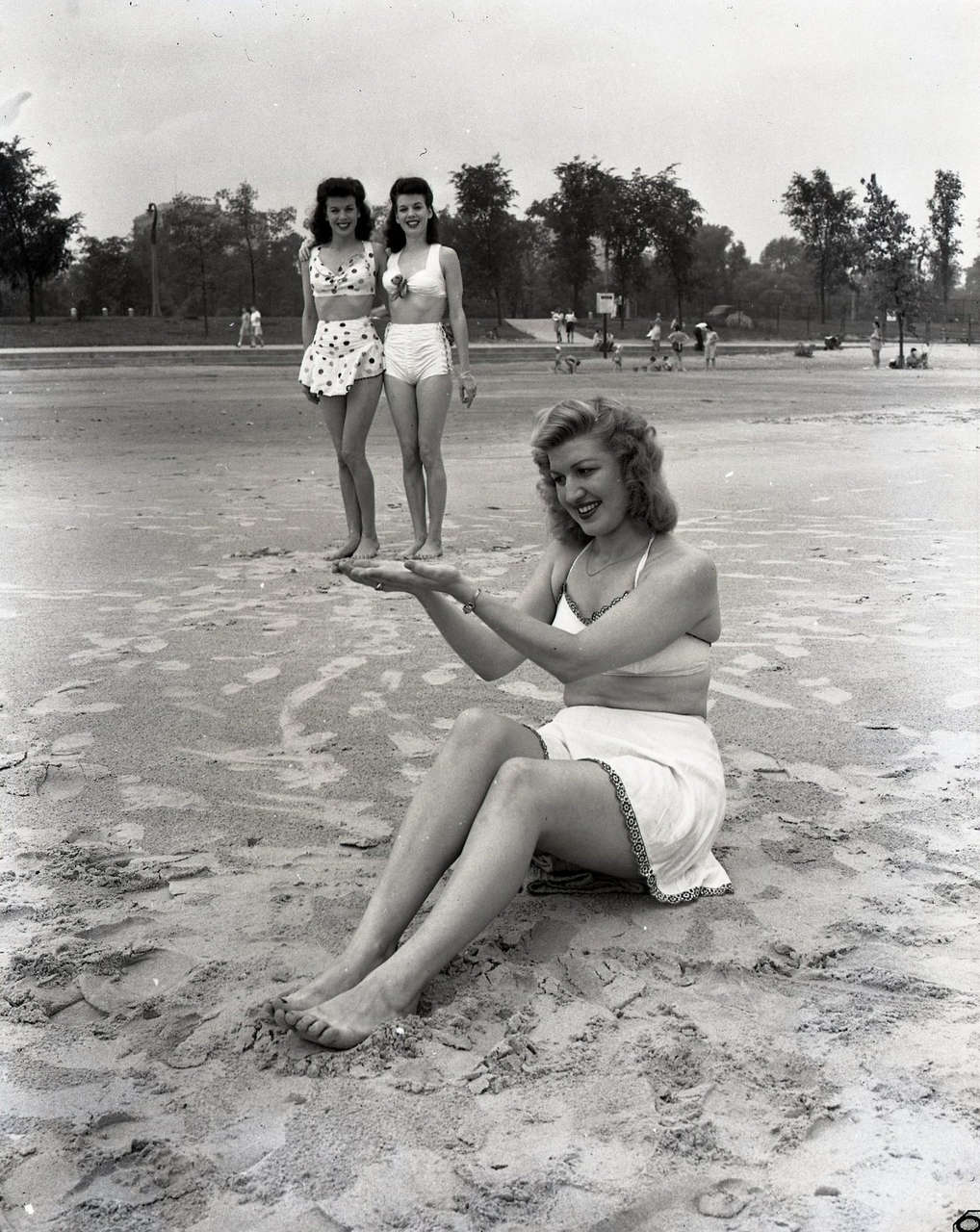 Ladies Clowning Around On The Beach 1945 Xpost From R Pics NSF