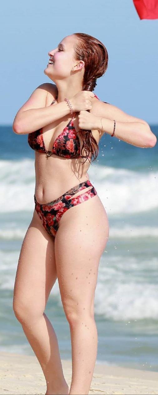 Larissa Manoela Gostosa Na Praia NSFW