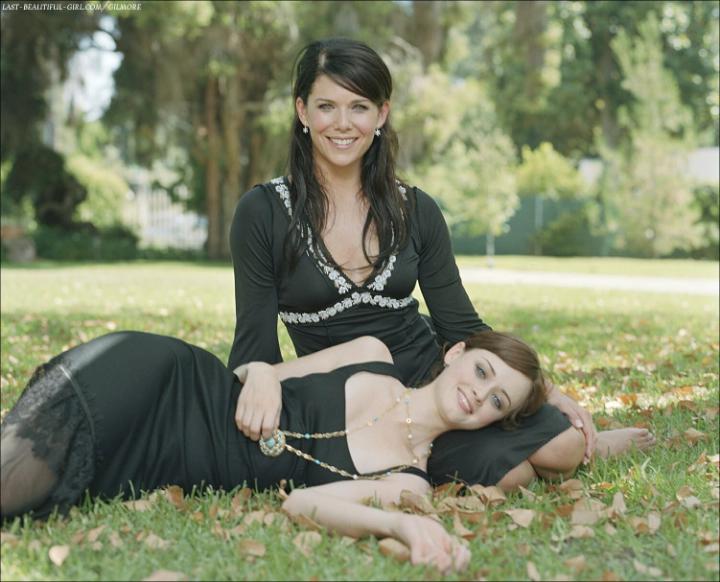 Lauren Graham And Alexis Bledel Would Make Such A Hot Threesome NSFW