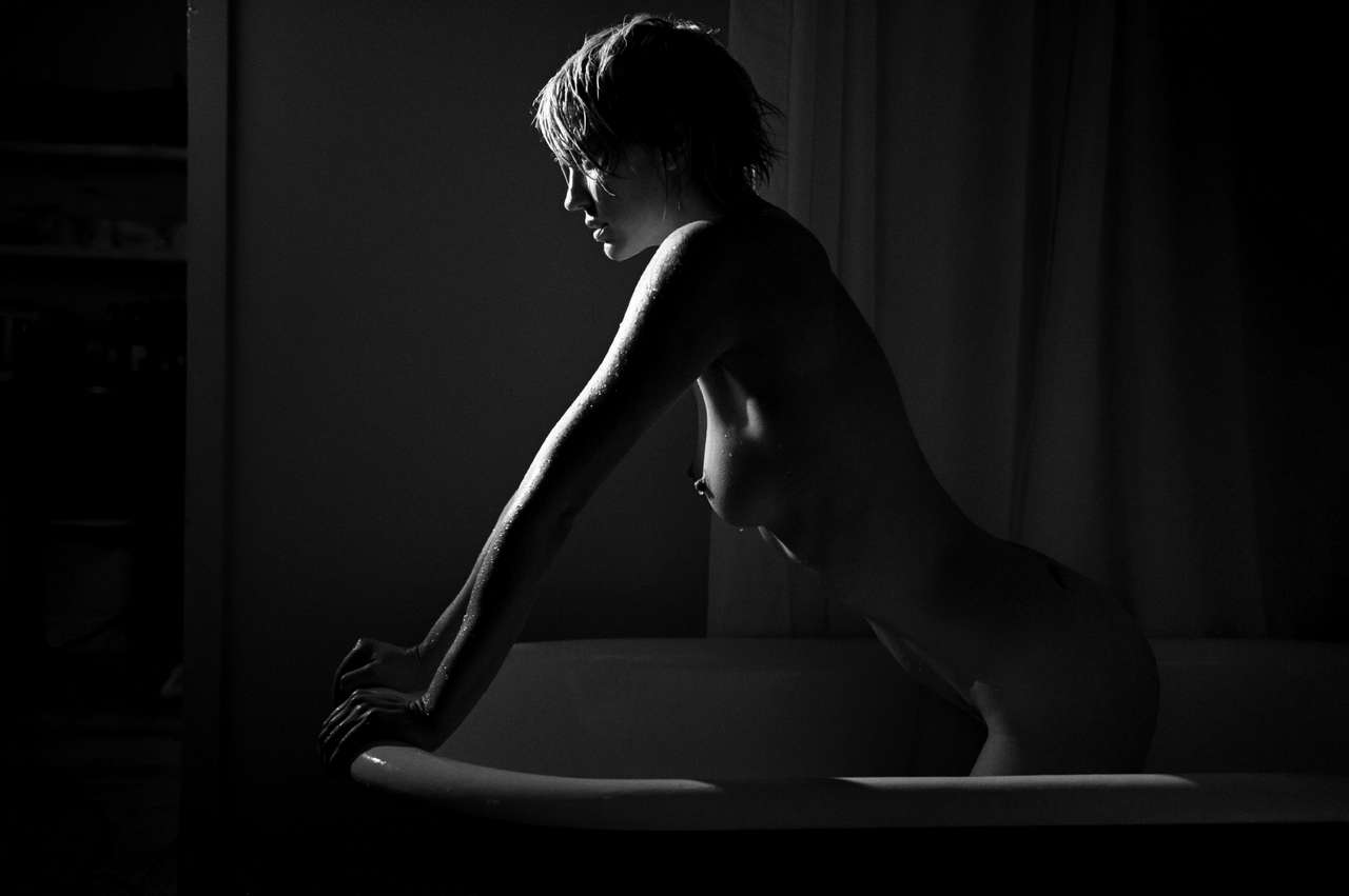 Lauren Lee Smith Nude In The Bathtub NSFW