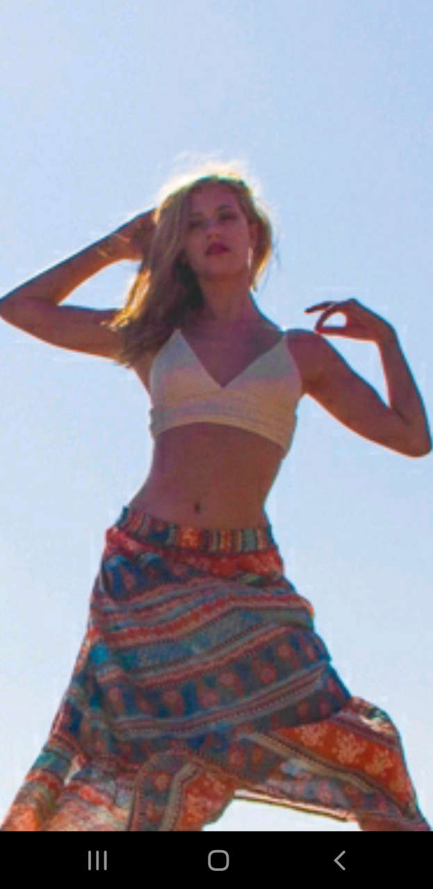 Lili Reinhart Abs