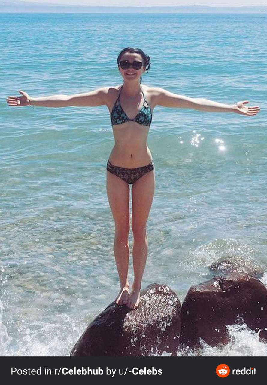 Maisie Williams Abs